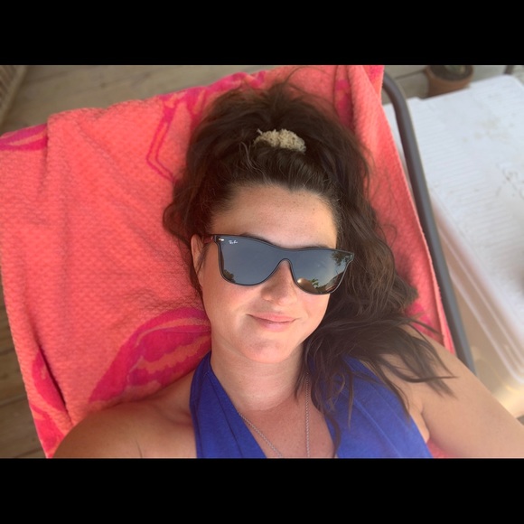 Meet your Posher, Taylor - Picture 1 of 2